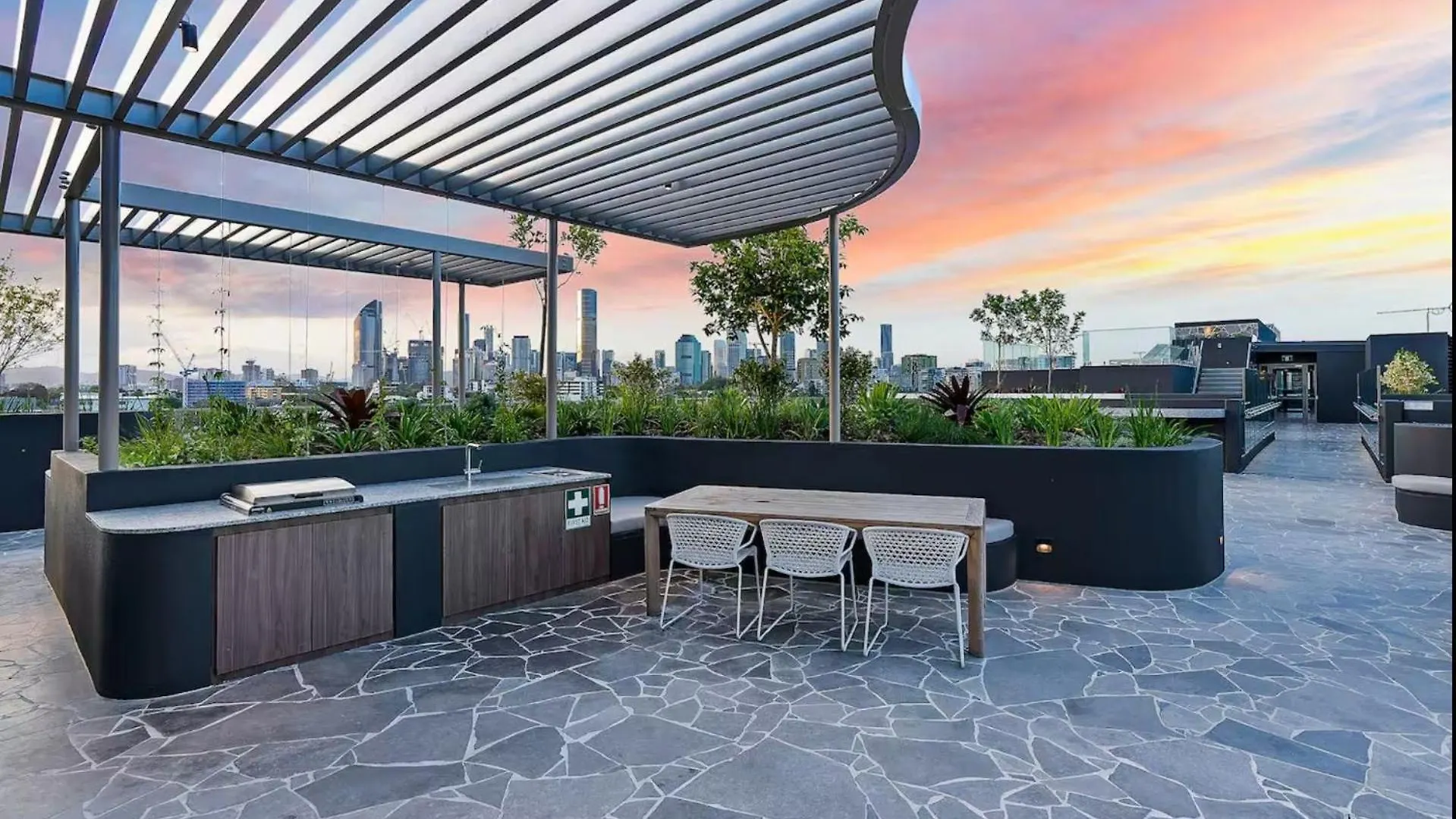 The Sinclair - A Luxurious Apartment With Rooftop Pool Brisbane