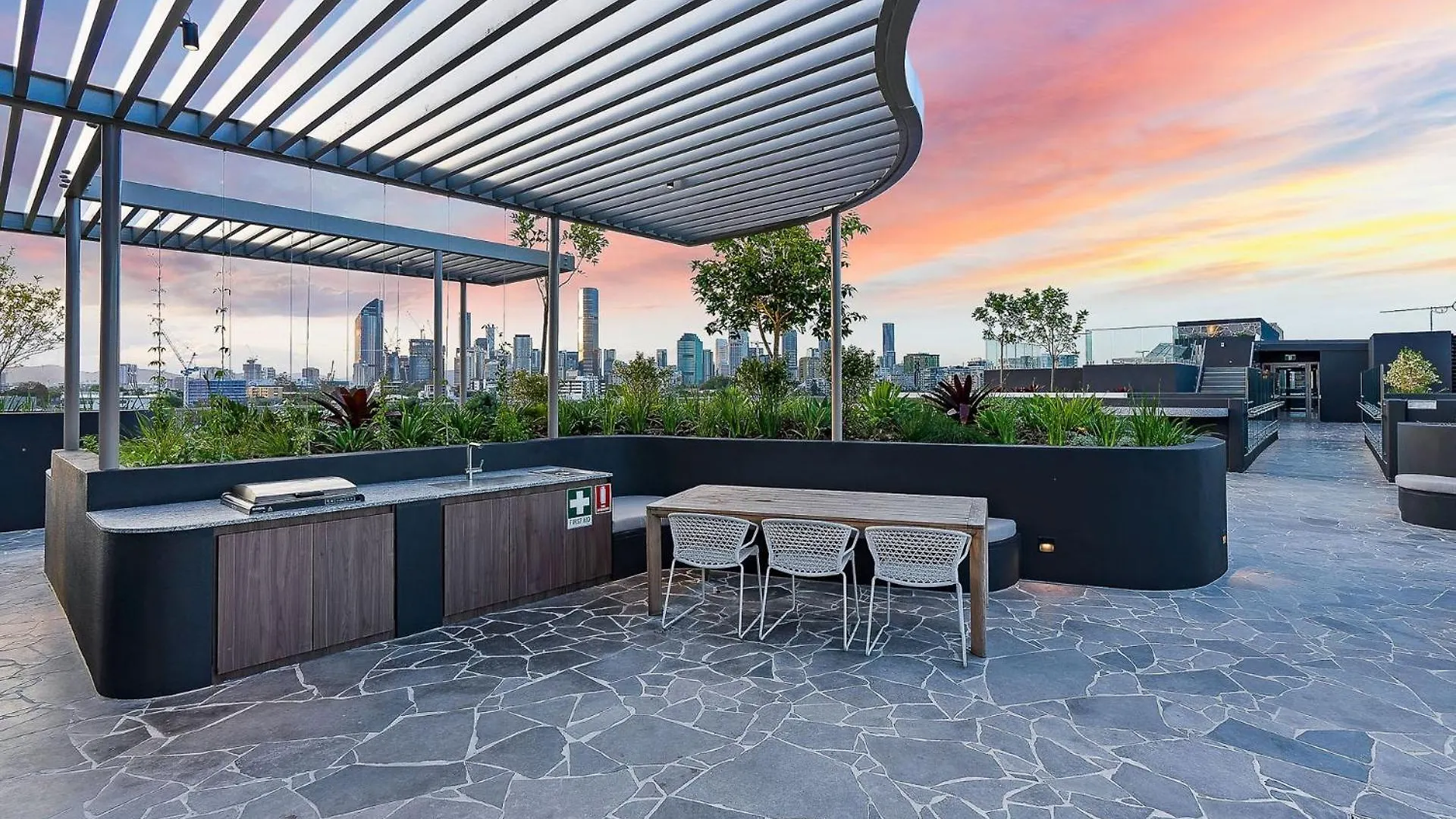 The Sinclair - A Luxurious Apartment With Rooftop Pool Brisbane Australia